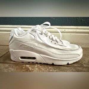 White Nike Air Max 90